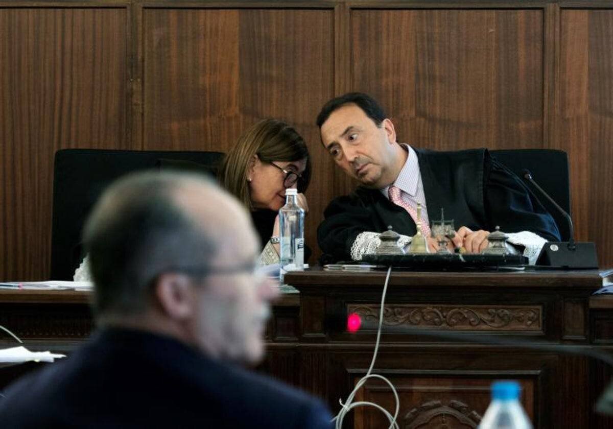 Juan Antonio Calle Peña, magistrat du cas ERE, en discussion avec Pilar Llorente.