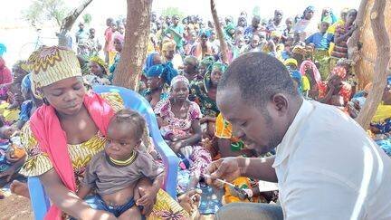 Une séance de vaccination des bébés à Wouyang, dans le nord du Cameroun. Mars 2025 (SOLENNE LE HEN / FRANCEINFO / RADIO FRANCE)