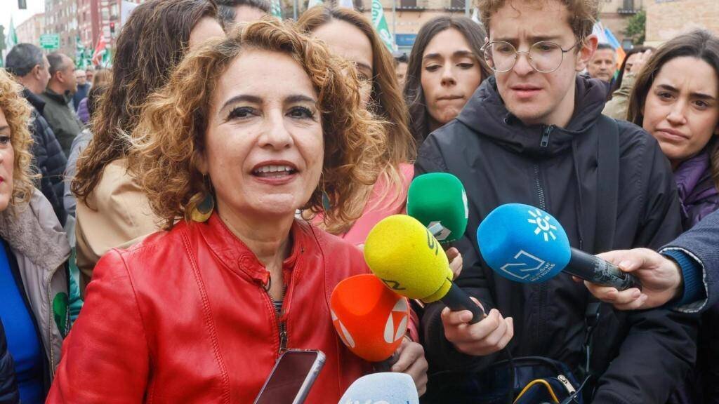 La vicepresidenta María Jesús Montero, este sábado en una manifestación a favor de la sanidad en Sevilla.