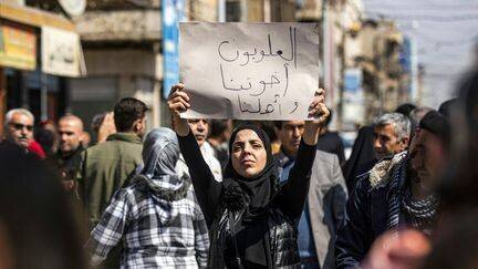 Une manifestation à Qamishli, au nord-est de la Syrie, le 11 mars 2025, pour protester contre une vague de violences visant la minorité alaouite de Syrie, dans l'ouest du pays. (DELIL SOULEIMAN / AFP)