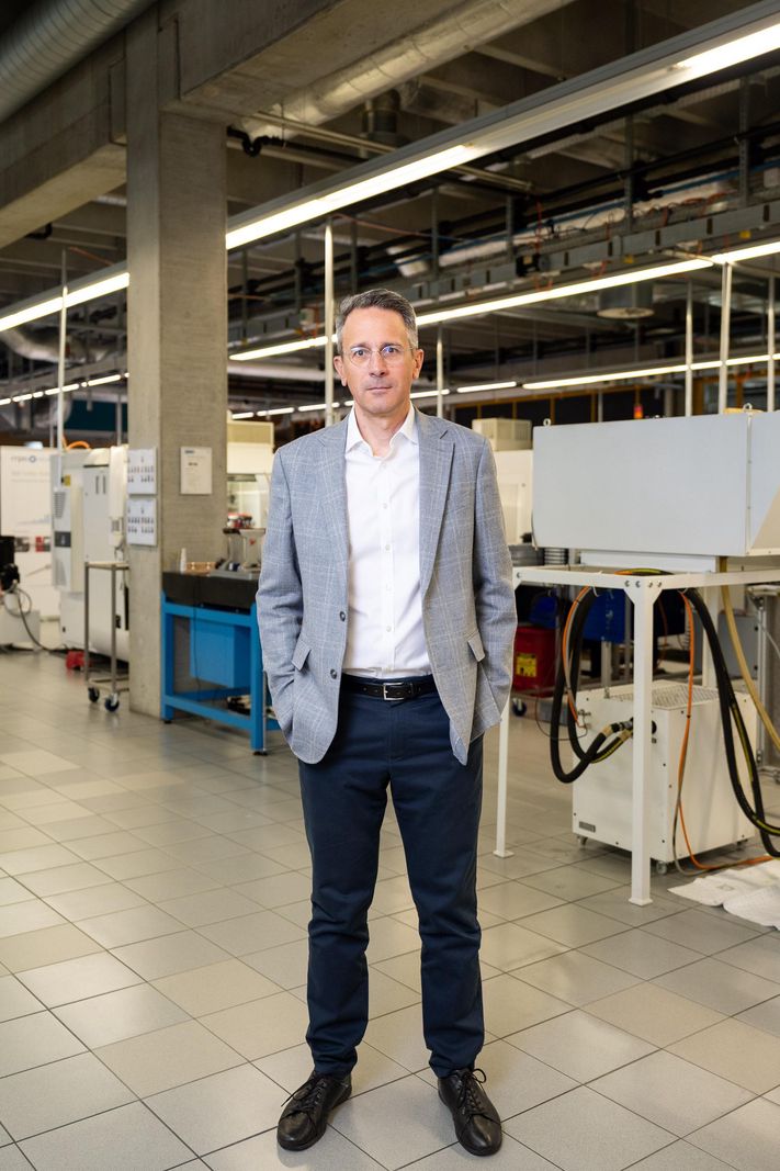Gilles Robert, CEO de MPS, dans une usine à Biel, le 4 avril 2025.