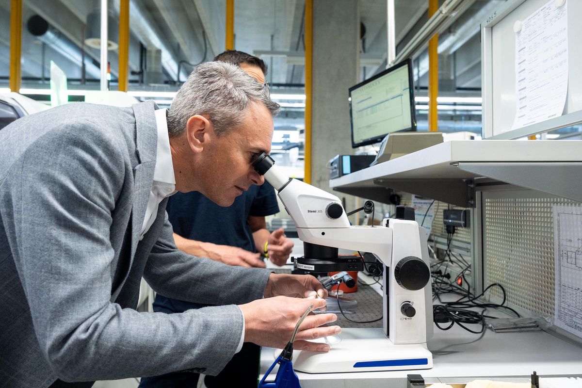 Gilles Robert au microscope dans un laboratoire à Biel, le 4 avril 2025.