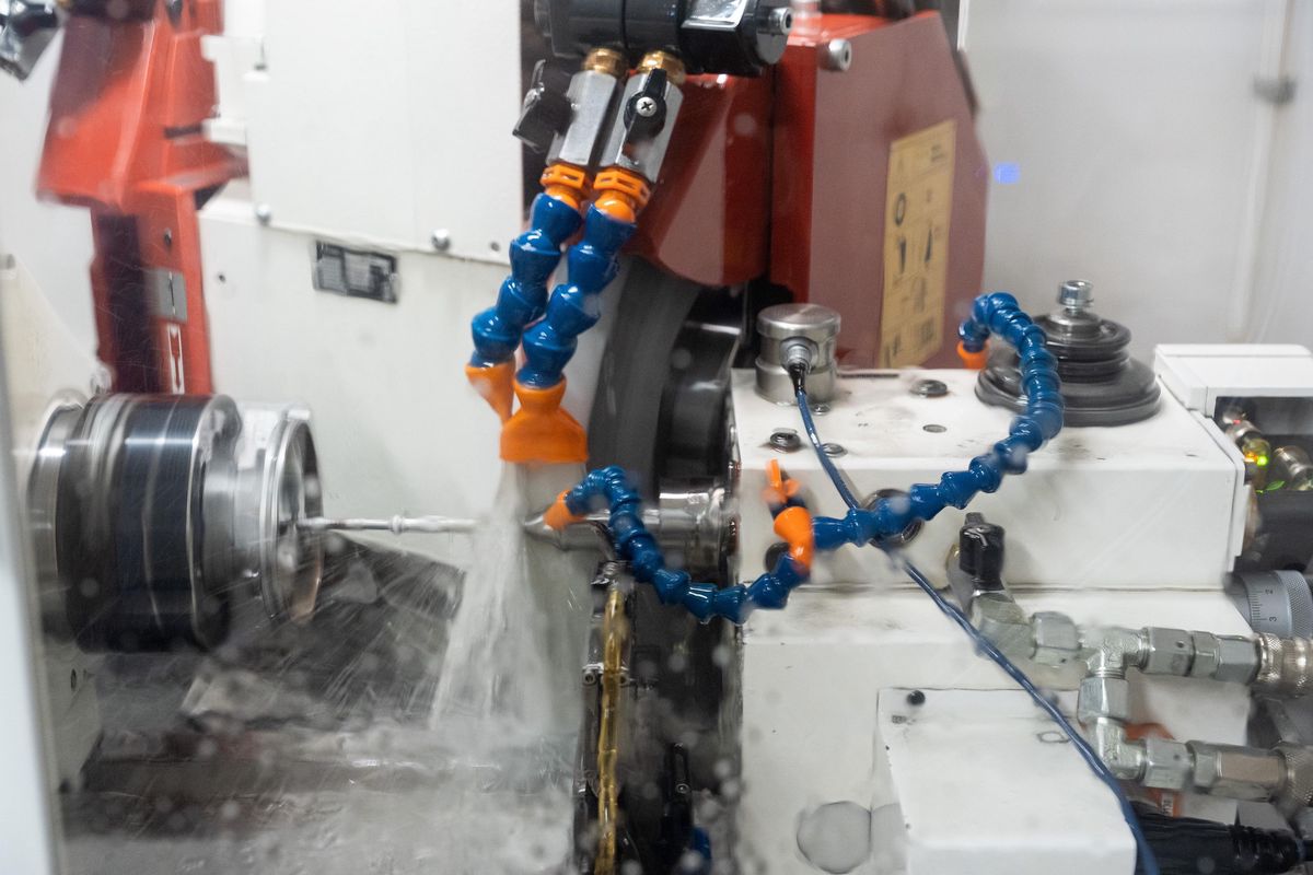 Vue intérieure d'une machine industrielle chez MPS à Biel, le 4 avril 2025.