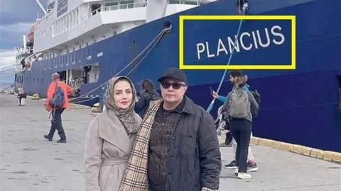 Shahram Dabiri et sa femme devant le MV Plancius, en Antarctique