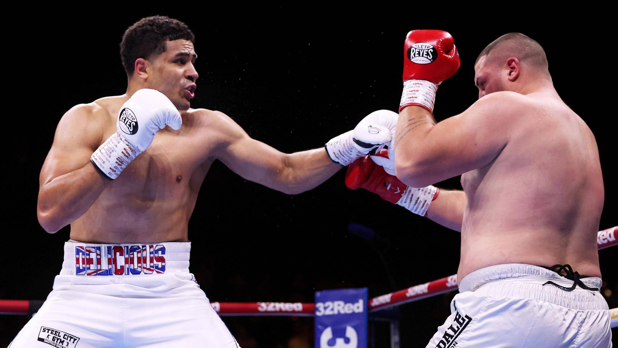 Delicious Orie (gauche) combat Milos Veletic (droite)