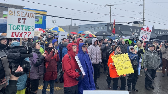 Plus d'une centaine de manifestants se sont réunis dans le stationnement situé à un jet de pierre des installations de l'enfouisseur de déchets industriels Stablex.