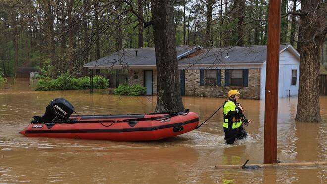 Les secours ont parfois dû avancer en bateau.