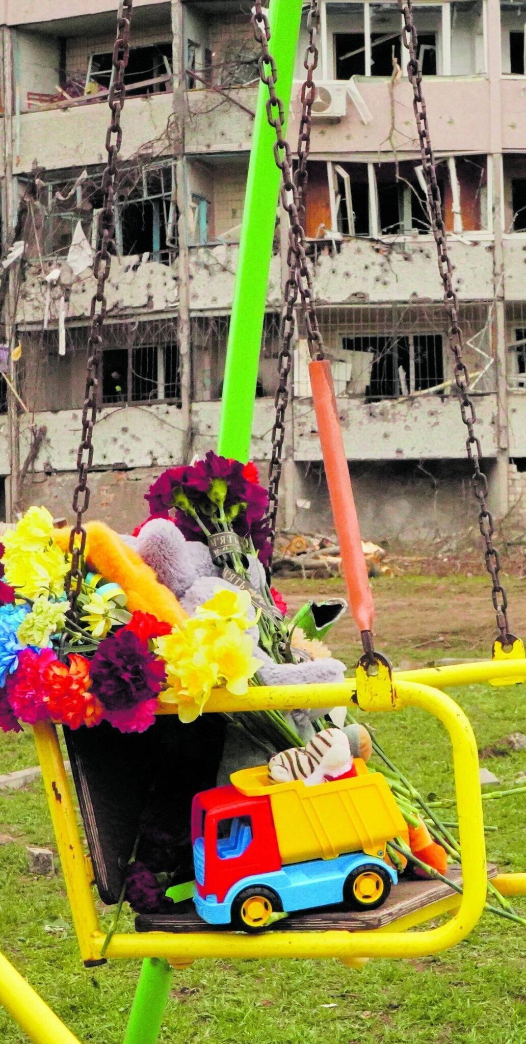 Ecco la pace russa: missile su un parco e strage di bambini. 'Il mondo risponda'