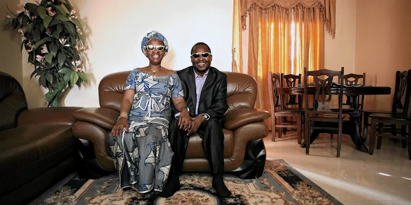 Mariam et Amadou posant ici dans leur maison à Bamako, pour « Novembre à Bamako » de Valérie Marin La Meslée et Christine Fleurent.