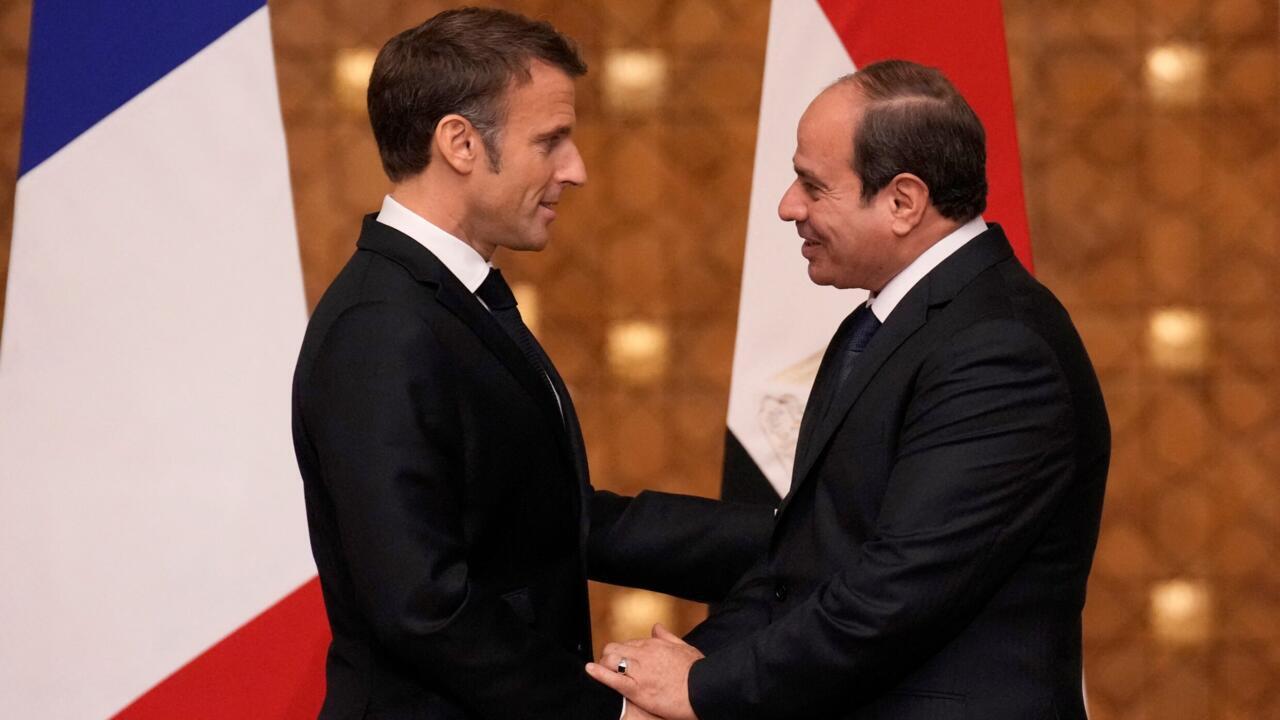 Le président français Emmanuel Macron et le président égyptien Abdel-Fattah al-Sisi se serrent la main à la fin d'une conférence de presse conjointe au Caire, le 25 octobre 2023.