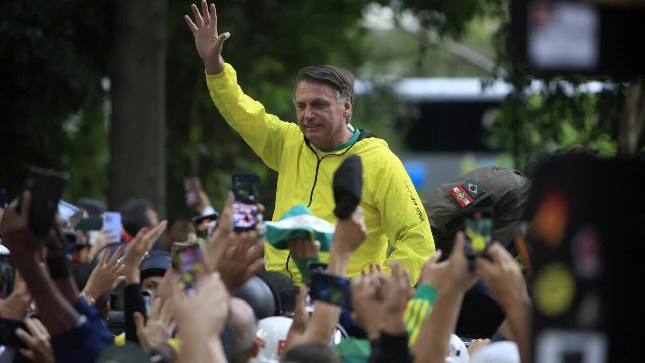 L'ancien président brésilien Jair Bolsonaro salue ses partisans pendant une manifestation, le 6 avril 2025 à Sao Paulo