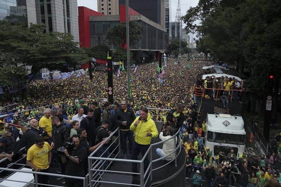 L'ancien président brésilien Jair Bolsonaro s'exprime devant ses partisans au cours d'une manifestation à Sao Paulo, le 6 avril 2025
