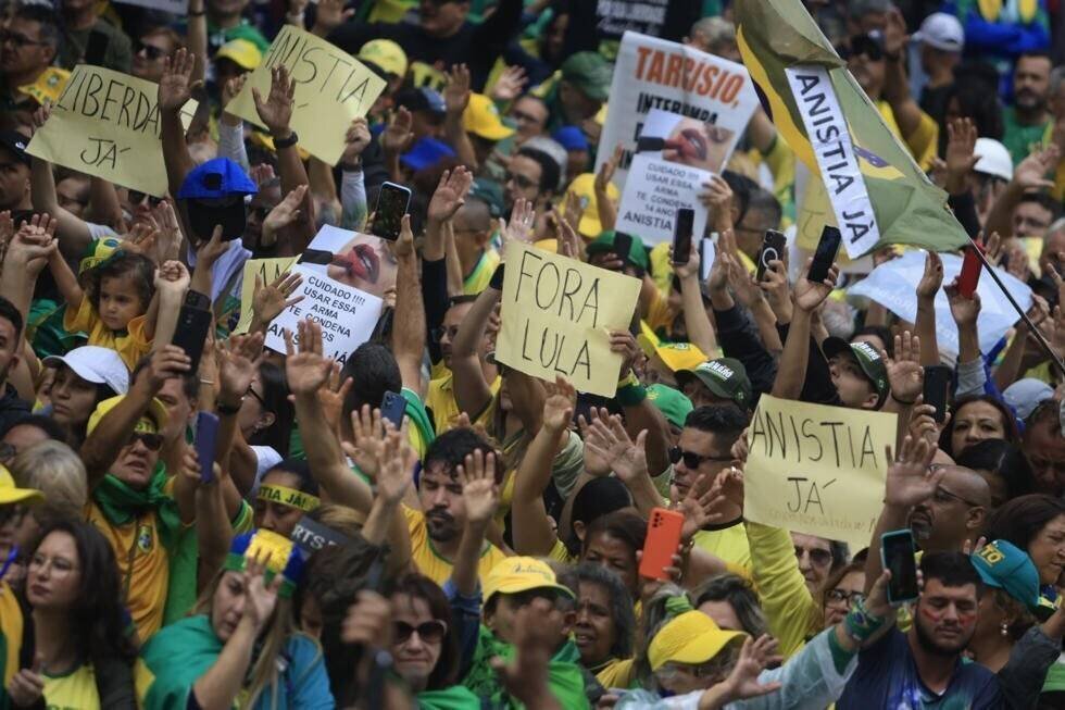 Des partisans de l'ancien président brésilien Jair Bolsonaro, le 6 avril 2025 lors d'une manifestation à Sao Paulo