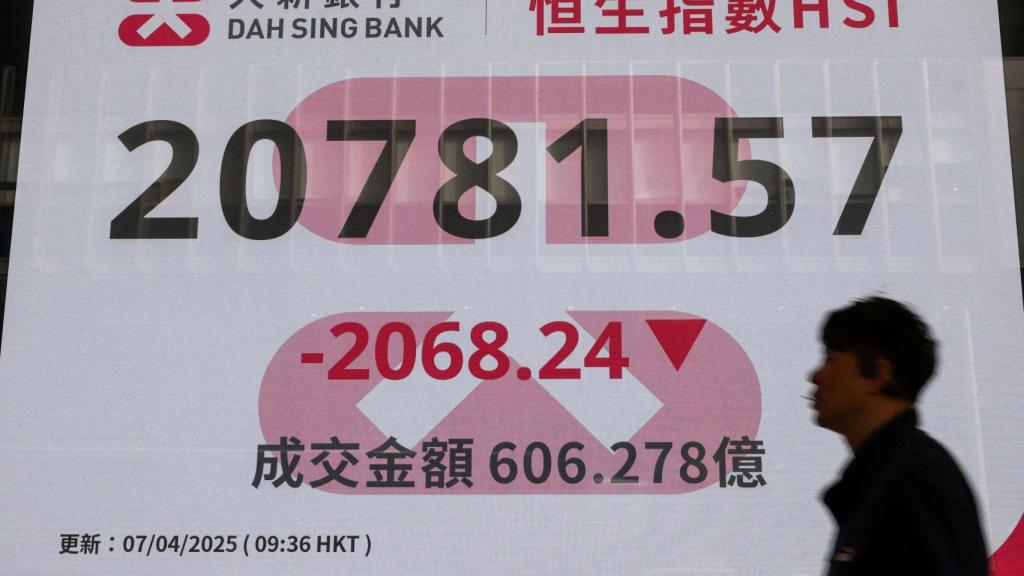 Una pantalla gigante muestra la evolución del selectivo Hang Seng en Hong Kong.