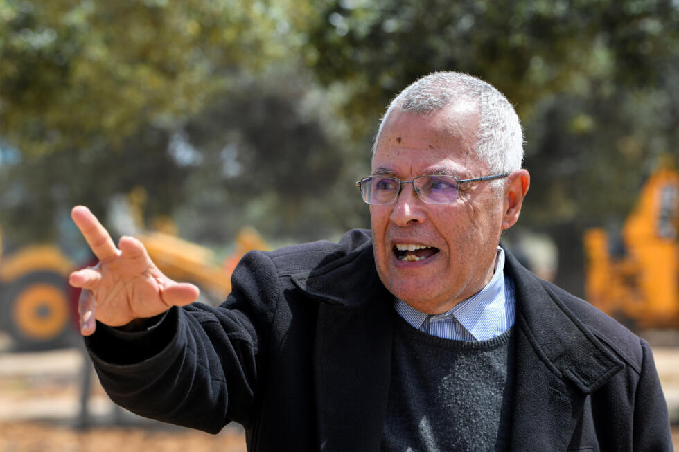 Arselene Ben Farhat dans son oliveraie d'El Amra, en Tunisie, le 5 avril 2025.