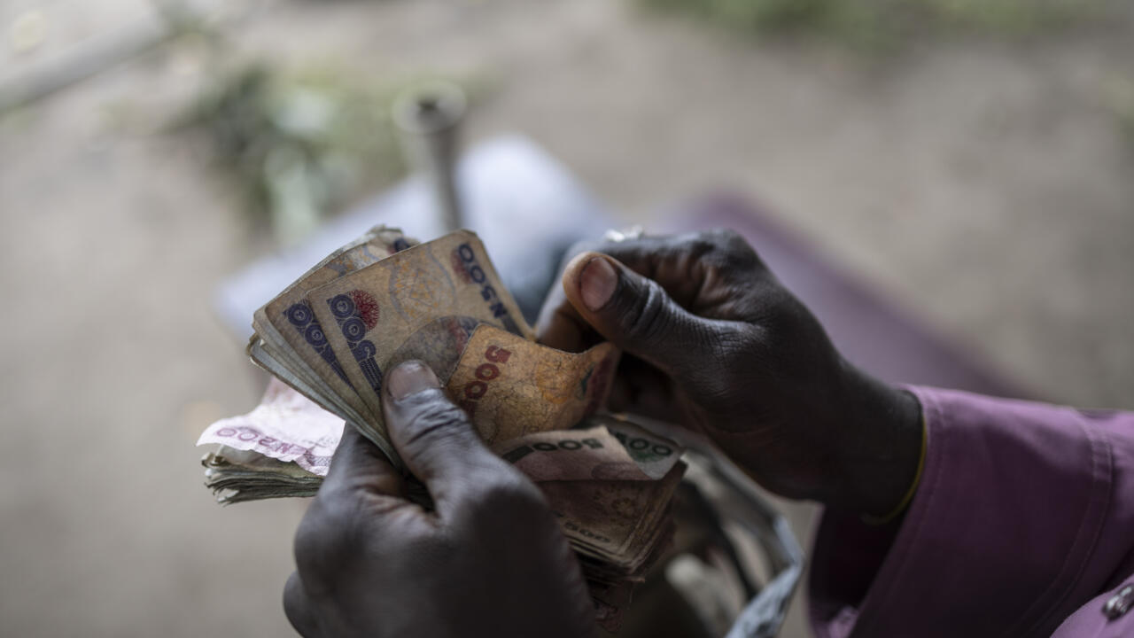 Des billets de la monnaie du Nigeria, la naira, vendus à Lagos