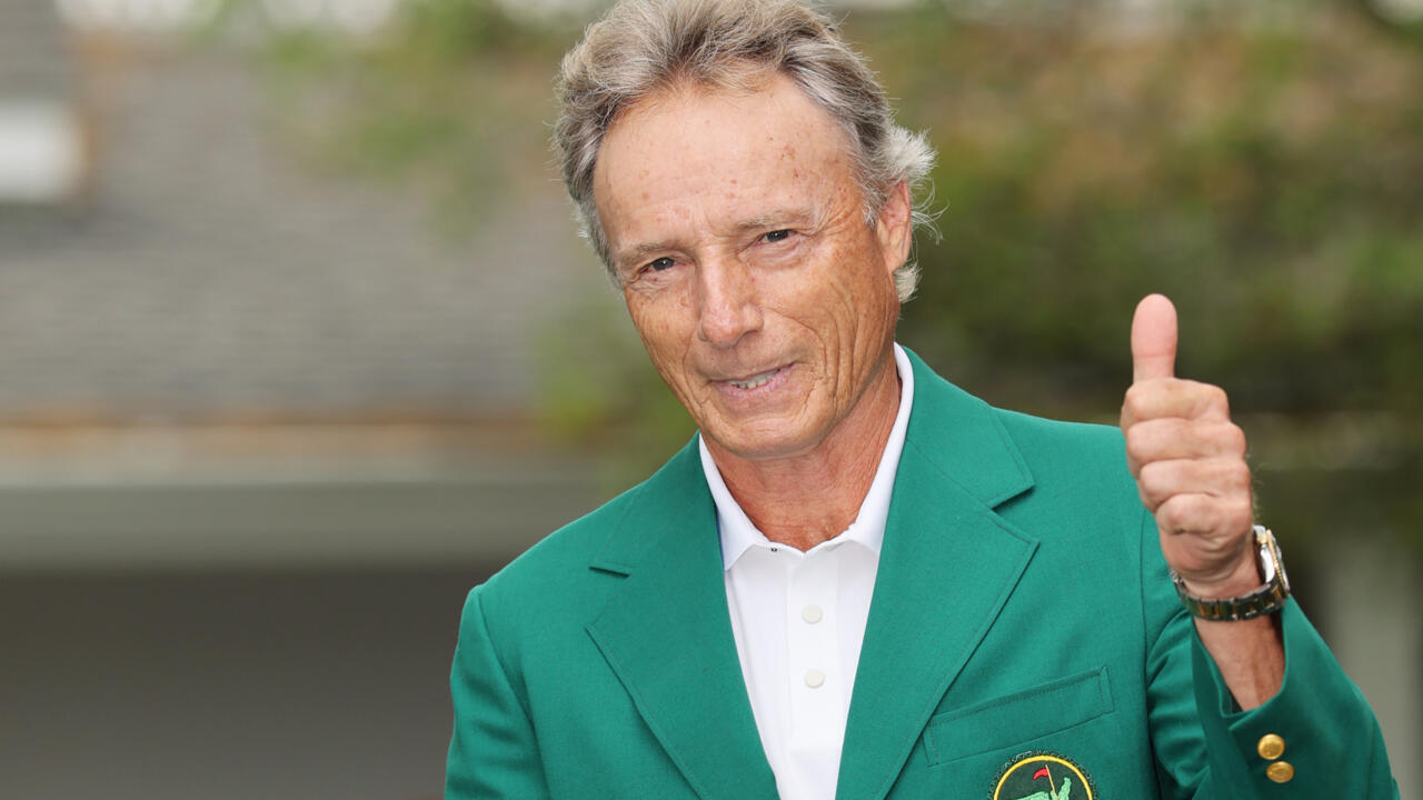 Bernhard Langer, double vainqueur des Masters d'Augusta, pose avec la veste verte offerte aux vainqueurs. A 67 ans, l'Allemagne s'apprête à participer à son 41e et dernier Masters