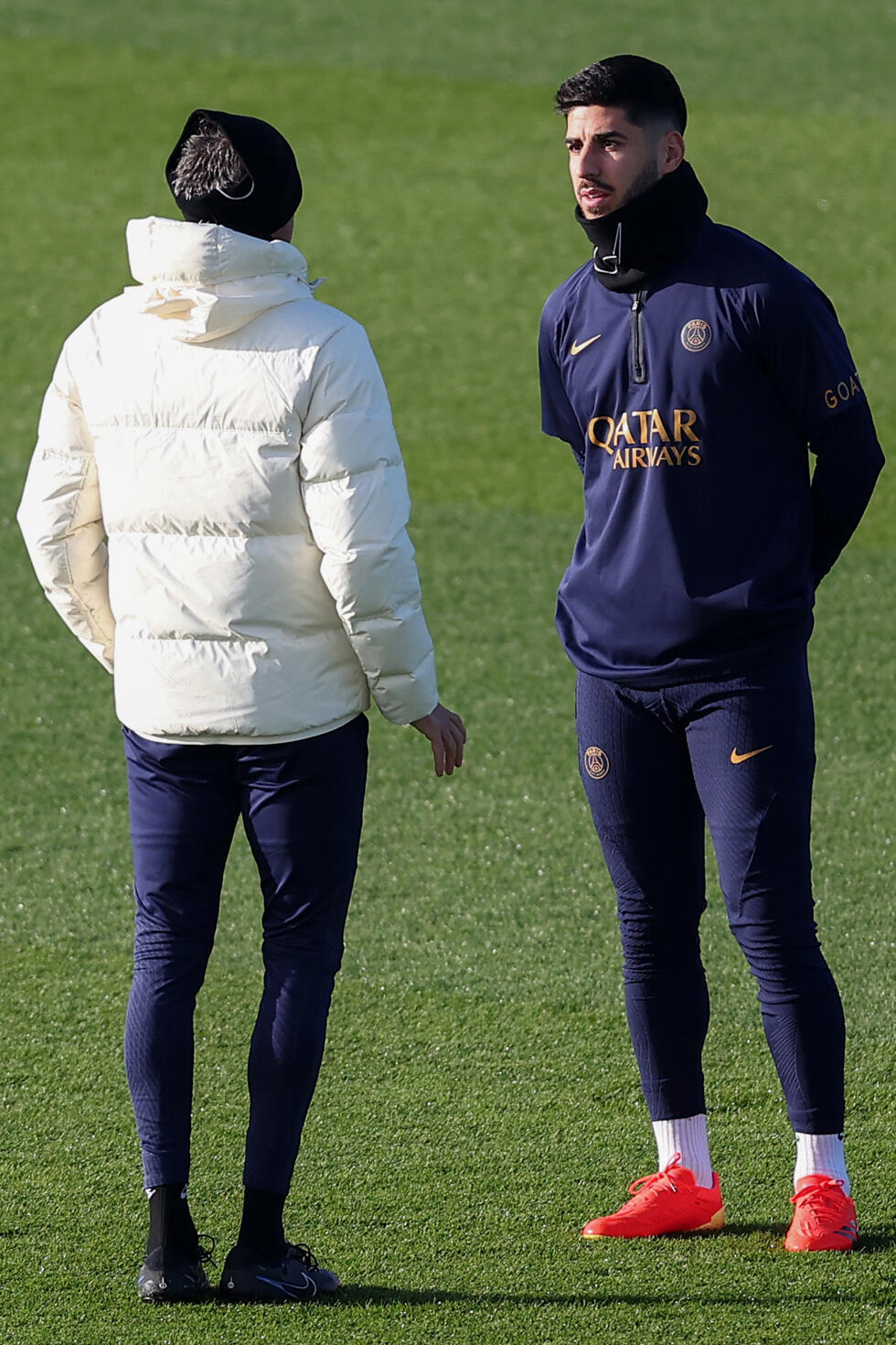 Luis Enrique et Marco Asensio lors d'une séance d'entraînement à Poissy, le 8 décembre 2023