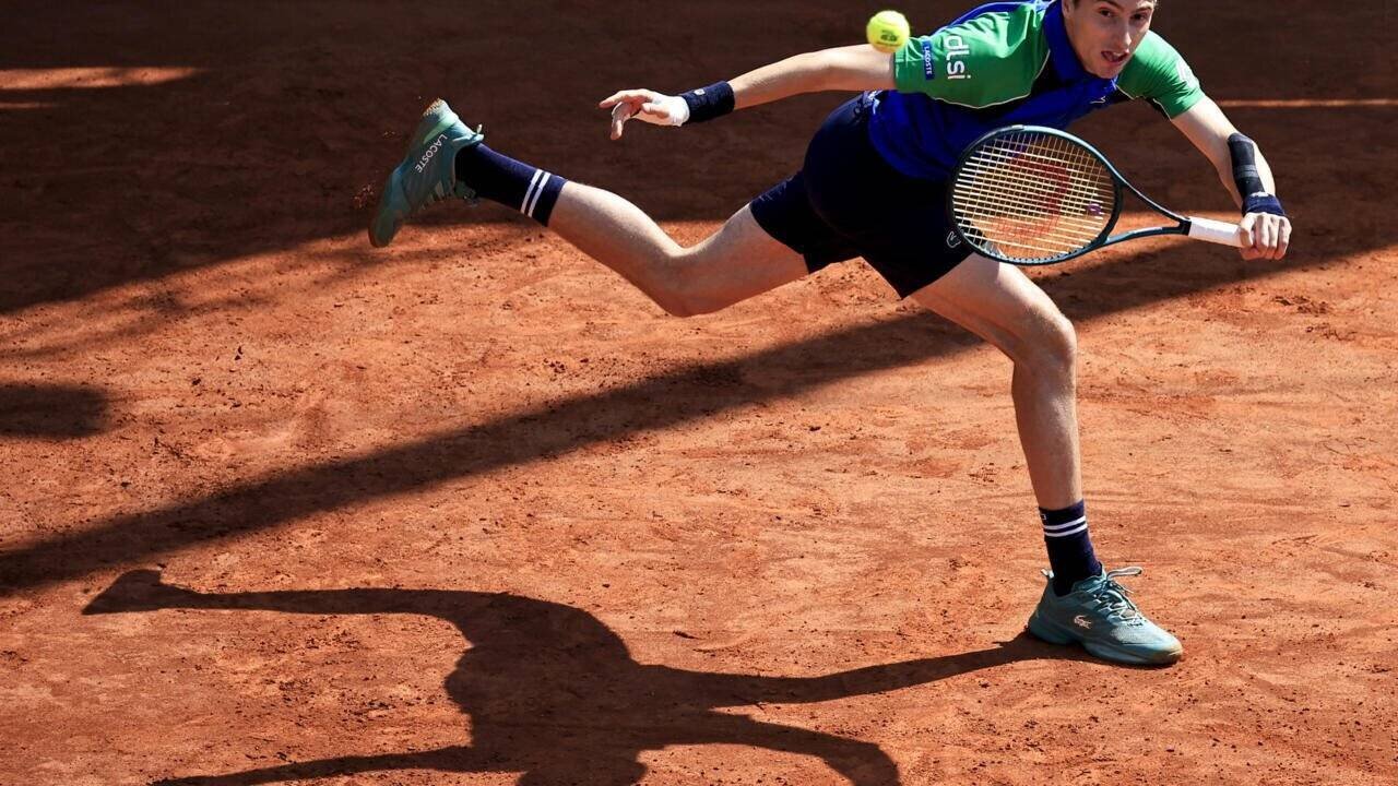 Ugo Humbert retourne la balle contre Alexei Popyrin au Masters 1000 de Monte-Carlo, le 8 avril 2025