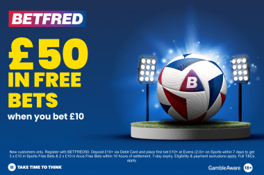 Offre Betfred : 50 € en paris gratuits lorsque vous pariez 10 €. Illustration d'un ballon de football sous les lumières du stade.