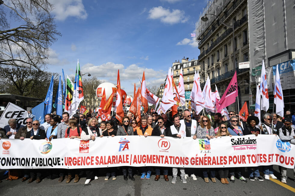 Des membres des syndicats CFE-CGC, Unsa, FSU, CGT, CFDT, FO, SUD, le 19 mars 2024 à Paris