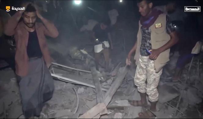Personnes à la recherche de survivants après une frappe américaine présumée dans le gouvernorat de Hodeïda (Yémen), le 8 avril 2025.