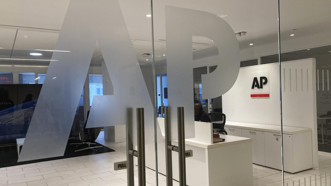 Le logo d’Associated Press à l’entrée des bureaux de l’agence de presse à New York, le jeudi 13 juillet 2023