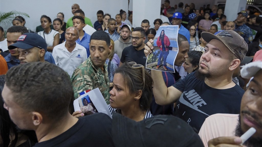 Des membres de la famille cherchent des survivants