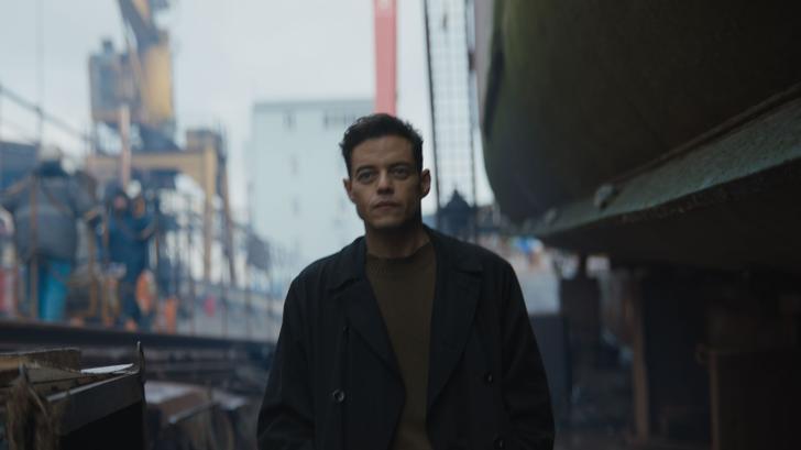 Le personnage de Rami Malek débute son périple à Paris et le termine dans les eaux russes de la Mer Baltique après des escapades à Madrid, Marseille et Istanbul.