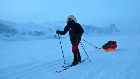 Camilla Hempleman-Adams en train de skier sur une montagne enneigée.