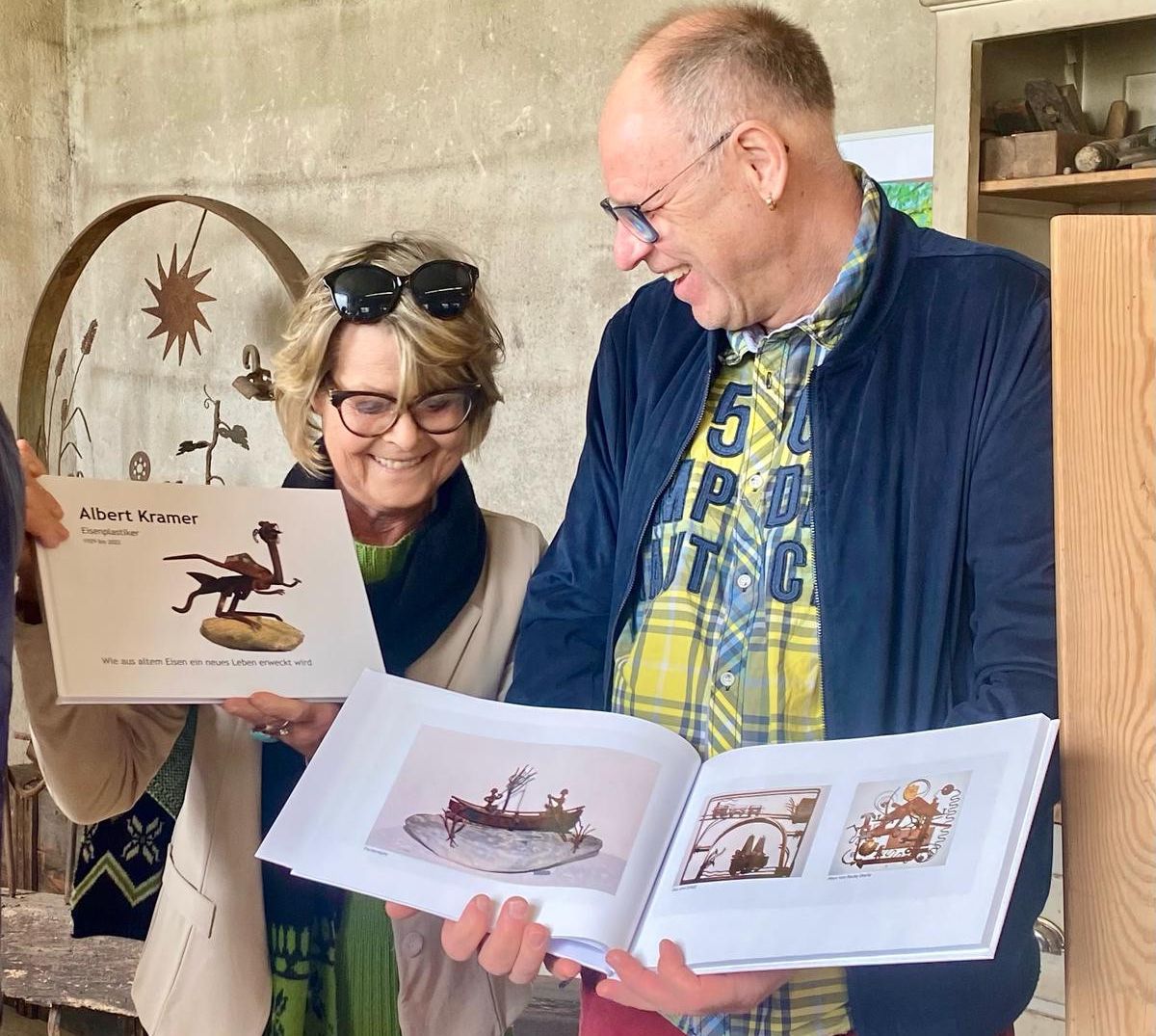Bernhard Kramer et Sabine Bernhardsgrütter-Grunert avec le livre sur Albert Kramer