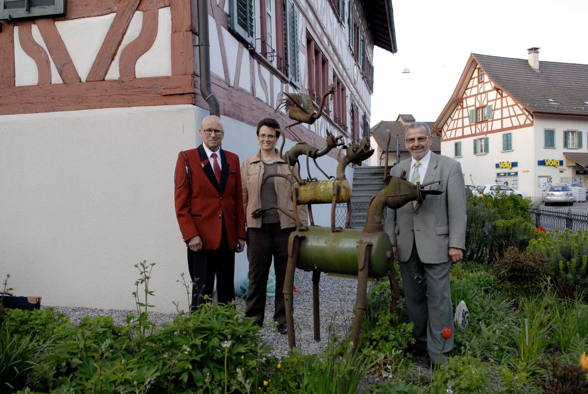 Albert Kramer devant sa sculpture 'Les Musiciens de Brême'