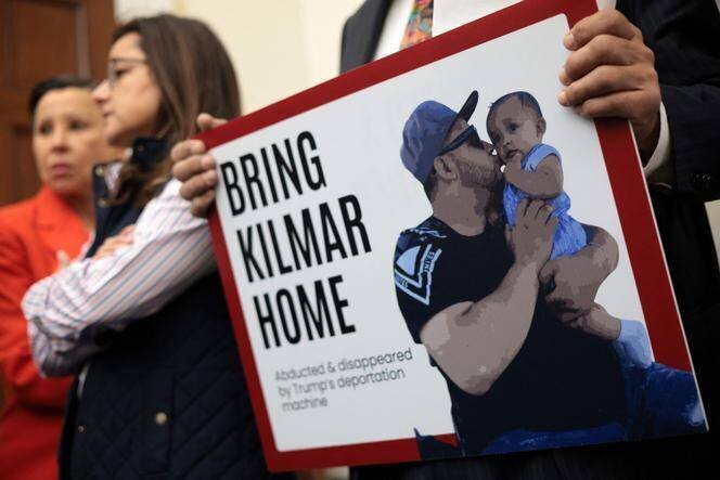 Elu démocrate tenant la photo de Kilmar Abrego Garcia, un Salvadorien expulsé vers le Salvador, et demandant son retour aux Etats-Unis, lors d’une conférence de presse, à Washington, le 9 avril 2025.