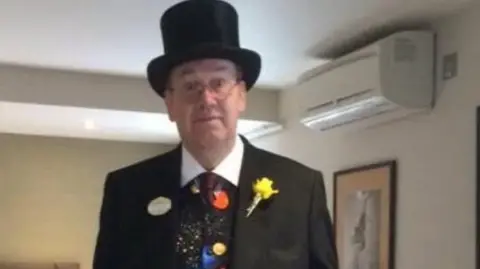 Kevin Booth en costume