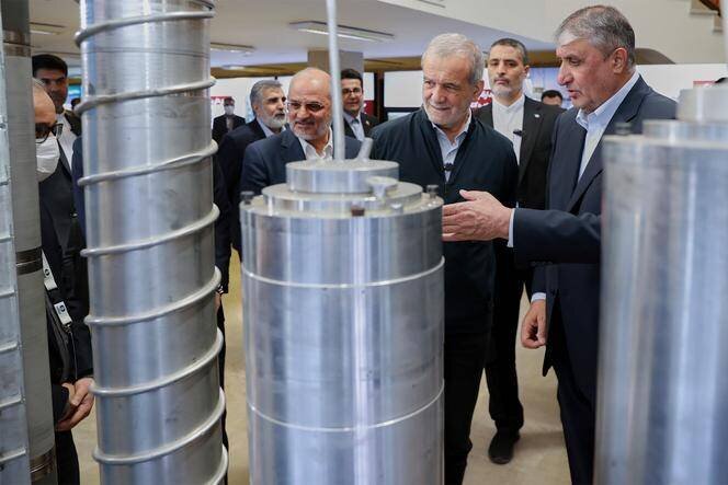 Visite d'une exposition sur les réalisations nucléaires de l'Iran, à Téhéran, le 9 avril 2025.