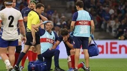 Le protocole commotion déclenché pour le rugbyman Antoine Dupont, pendant un match entre la France et la Namibie, le 25 septembre 2023 à Marseille (Bouches-du-Rhône). (LP/OLIVIER LEJEUNE / MAXPPP)
