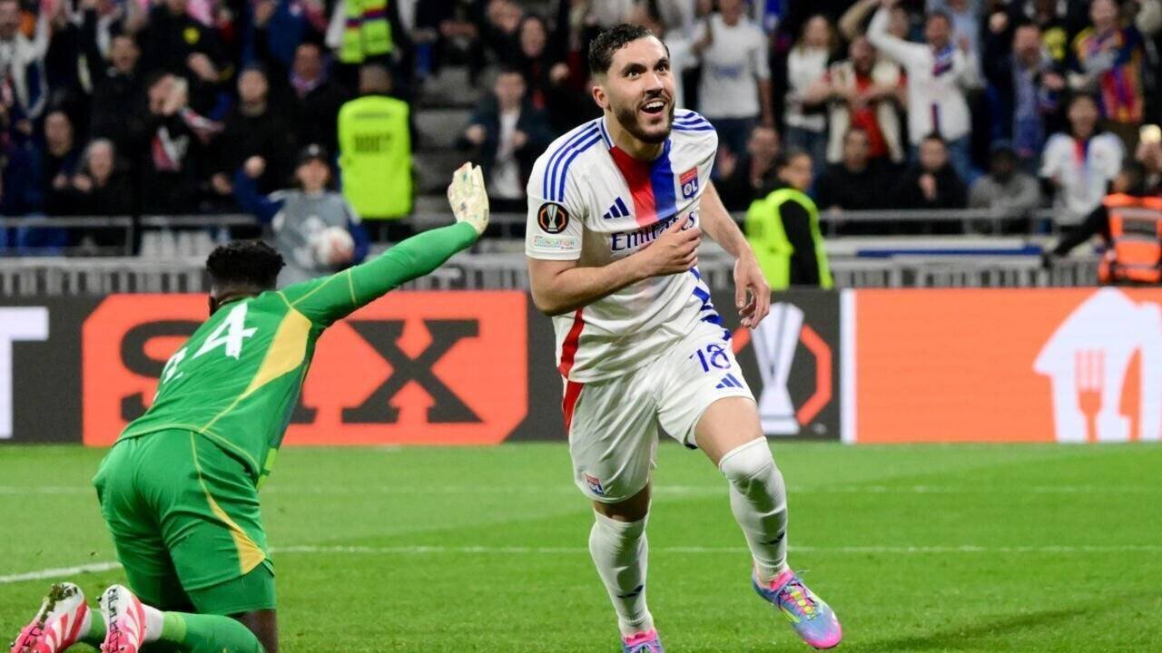 Rayan Cherki exulte après avoir signé l'égalisation lyonnaise contre Manchester United à Décines-Charpieu, le 10 avril 2025