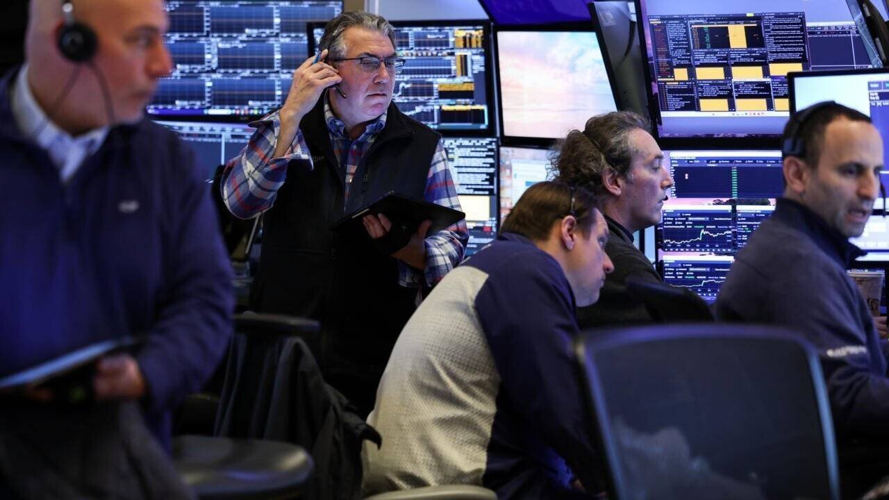 Des traders devant leurs écrans à la Bourse de New York, le 10 avril 2025