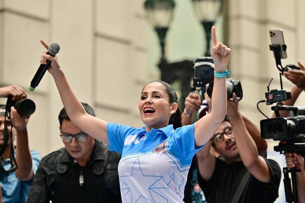 Luisa Gonzalez, candidate de gauche à la présidence, s'adresse à ses partisans lors de son dernier meeting de campagne à Guayaquil, en Équateur, le 10 avril 2025