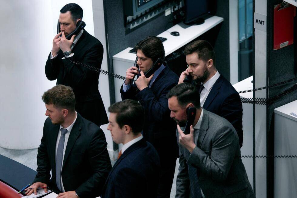 Des traders et brokers dans le 'ring' du London Metal Exchange (LME) à Londres, le 11 mars 2025