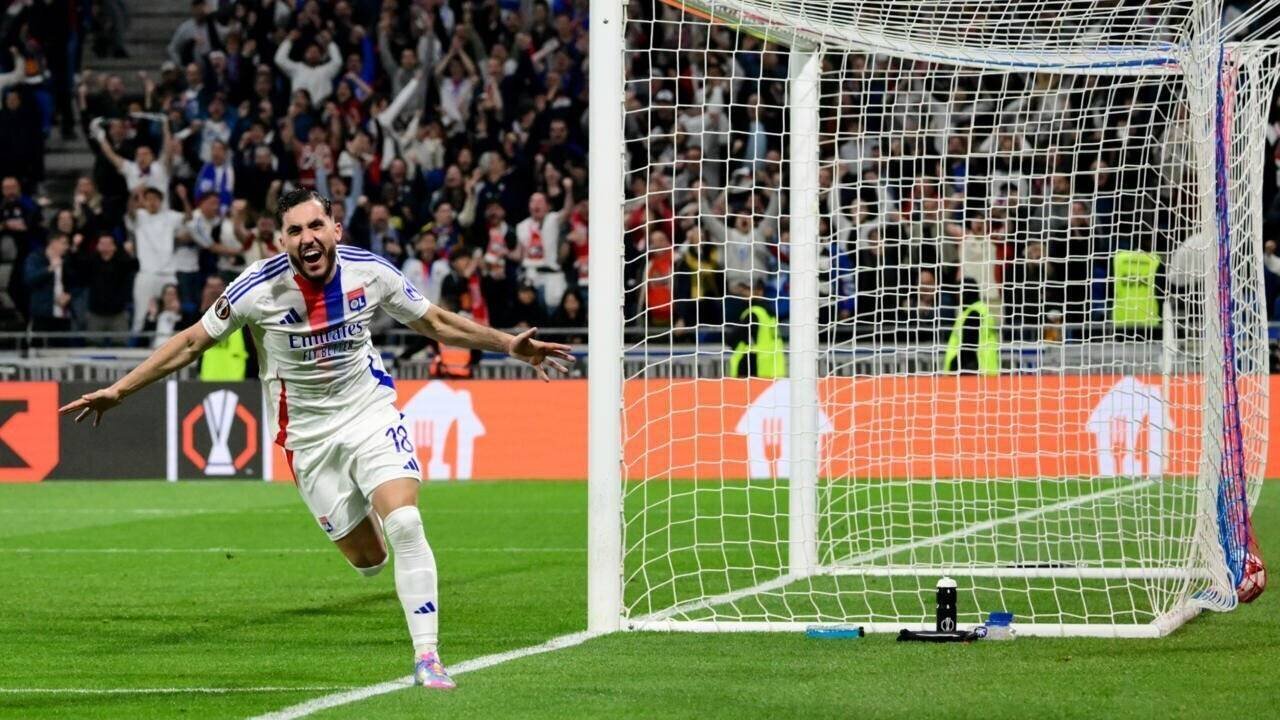 Le milieu français de Lyon, Rayan Cherki, a égalisé au bout du temps additionnel face à Manchester United en quart de finale aller de la Ligue Europa, le 10 avril 2025 à Decines-Charpieu, près de Lyon