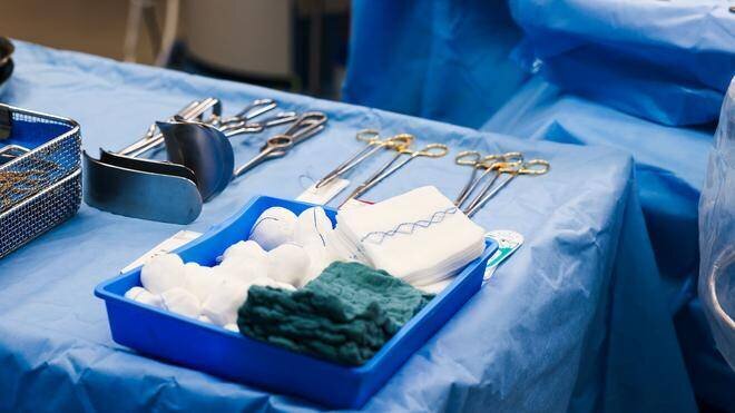 Un homme âgé avec des douleurs à la hanche