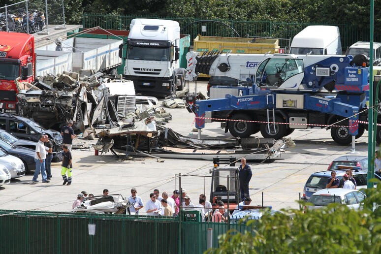 La simulation de l'accident du bus qui a chuté du viaduc Acqualonga de Monteforte