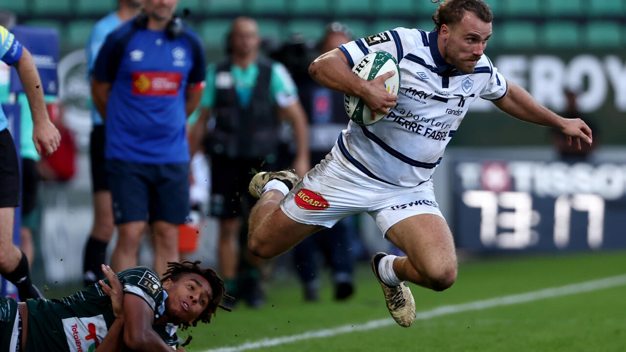 Rémy Baget échappe à un plaquage lors d'un match de Top 14