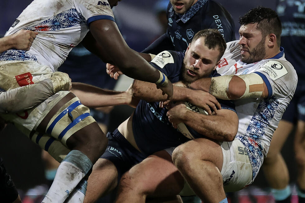 Rémy Baget pris par la défense lors d'un match