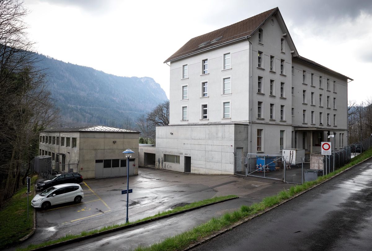 Centre fédéral d’asile de Vallorbe sous un ciel nuageux