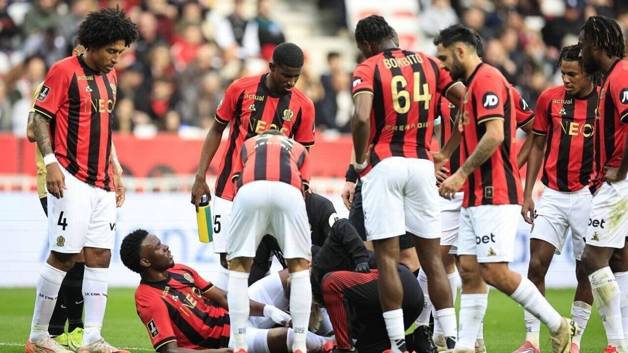 Les Niçois, ici au chevet du défenseur Youssouf Ndayishimiye (au sol), contre Montpellier le 23 février 2025 à l'Allianz Riviera, sont invités à réagir