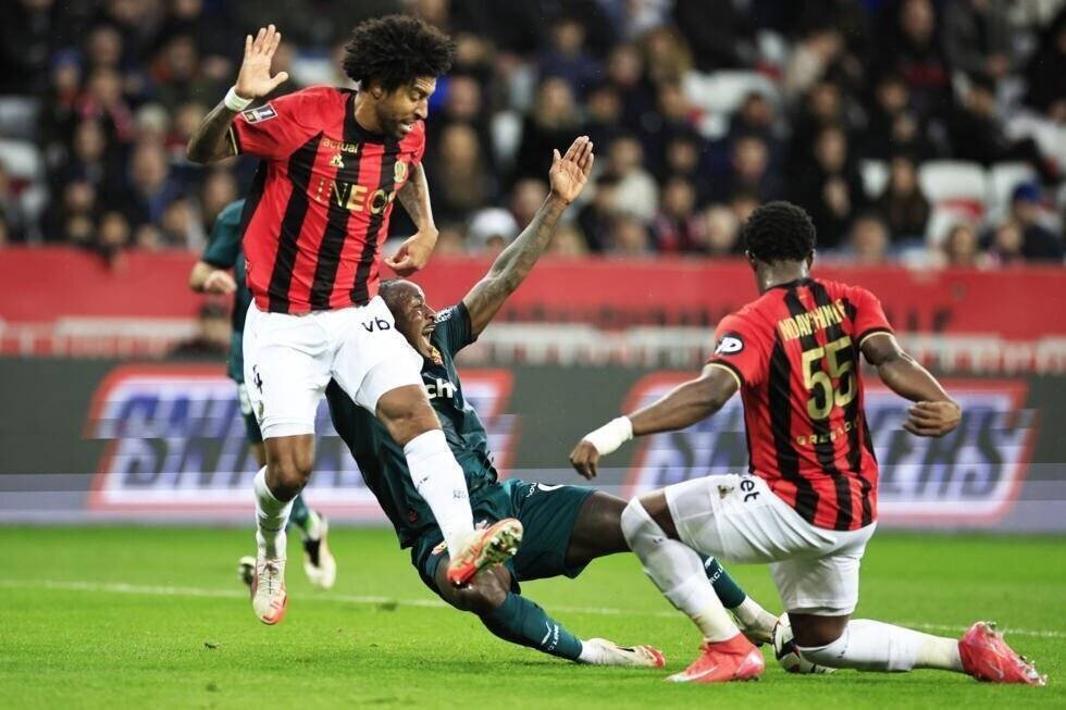 Les défenseurs nicois Dante et Youssouf Ndayishimiye stoppent le Lensois M'Bala Nzola lors du match de Ligue 1 disputé à l'Allianz Riviera le 8 février 2025