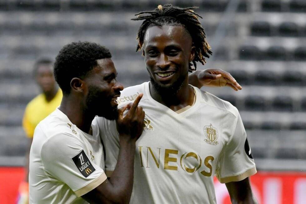 Les attaquants niçois Jérémie Boga et Evann Guessand affichent leur complicité lors du déplacement à Angers, le 1er septembre 2024