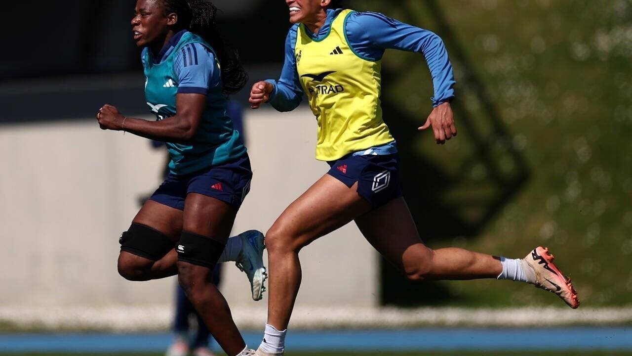L'ailière française Kelly Arbey (D) à l'entrainement avec les Bleues, à Marcoussis, le 10 avril 2025